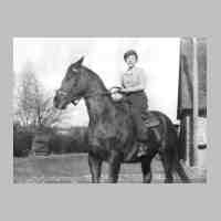 002-0006 Hildegard Schoel auf ihrem Trakener -Walkuere- auf dem Hof Woelk-Schoel 1940.jpg
